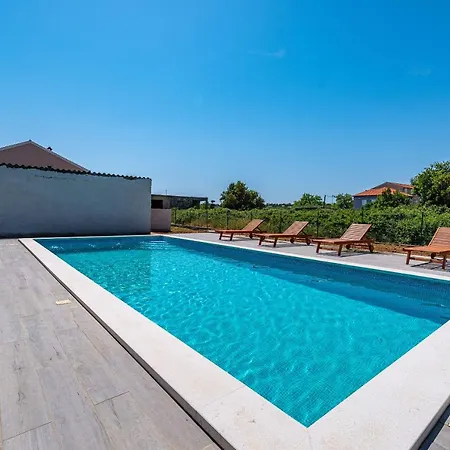 Nikola Apartment